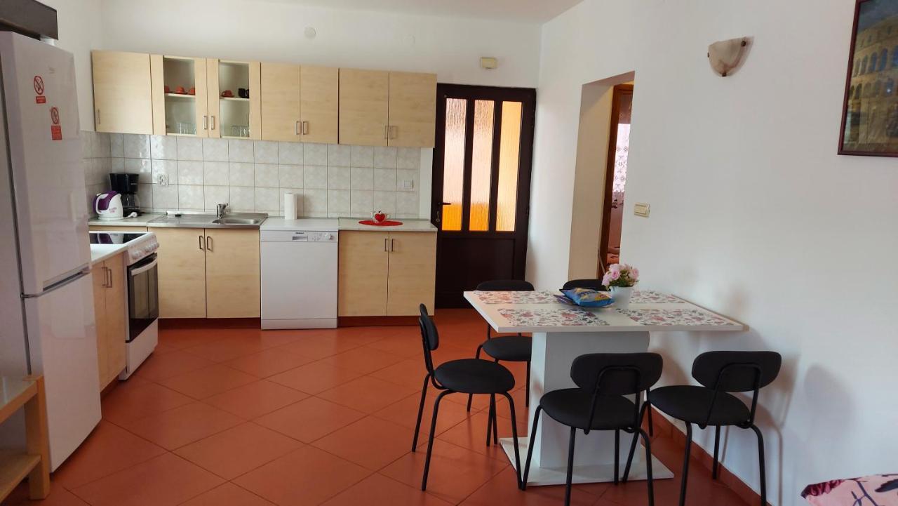 Apartman Porat Apartment พูลา ภายนอก รูปภาพ