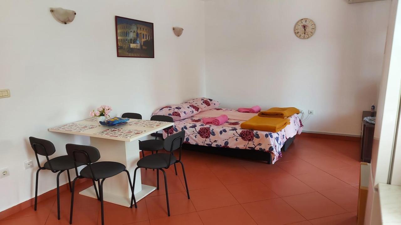 Apartman Porat Apartment พูลา ภายนอก รูปภาพ
