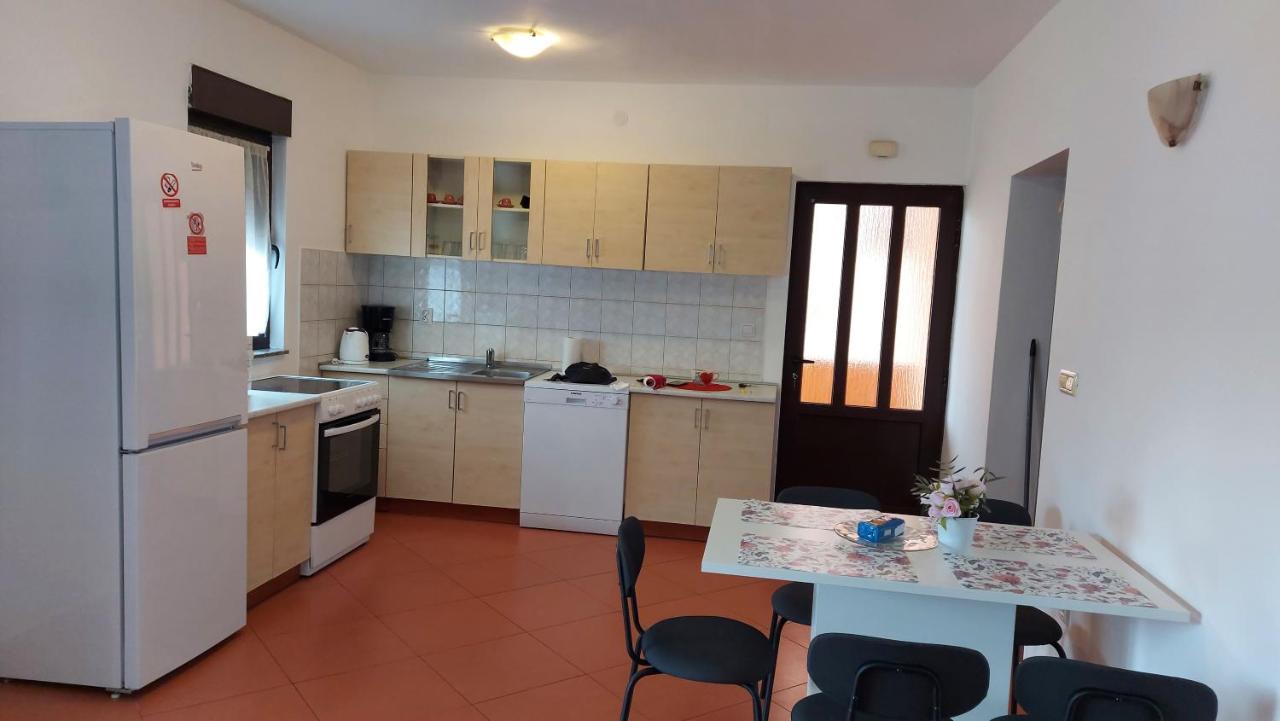 Apartman Porat Apartment พูลา ภายนอก รูปภาพ